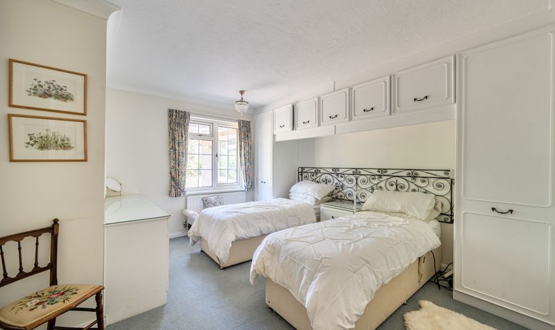 Warwick Gardens, Ashtead, KT21