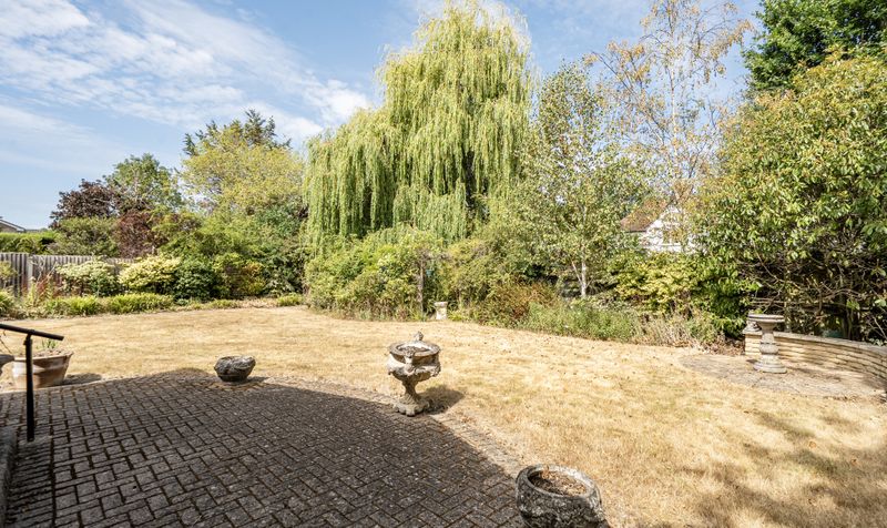 Warwick Gardens, Ashtead, KT21