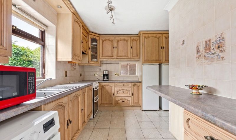 3 Bedroom Bungalow For Sale &ndash; Mowbray Crescent, Stotfold, SG5 2
