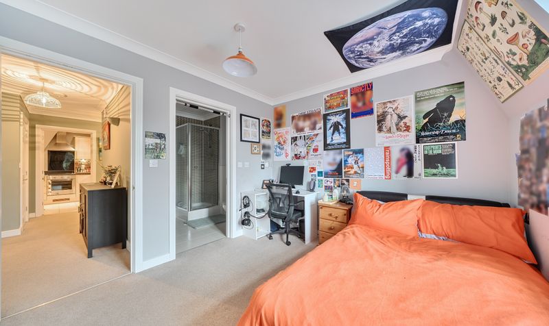Leret Way, Royal Swan Quarter Leret Way, KT22