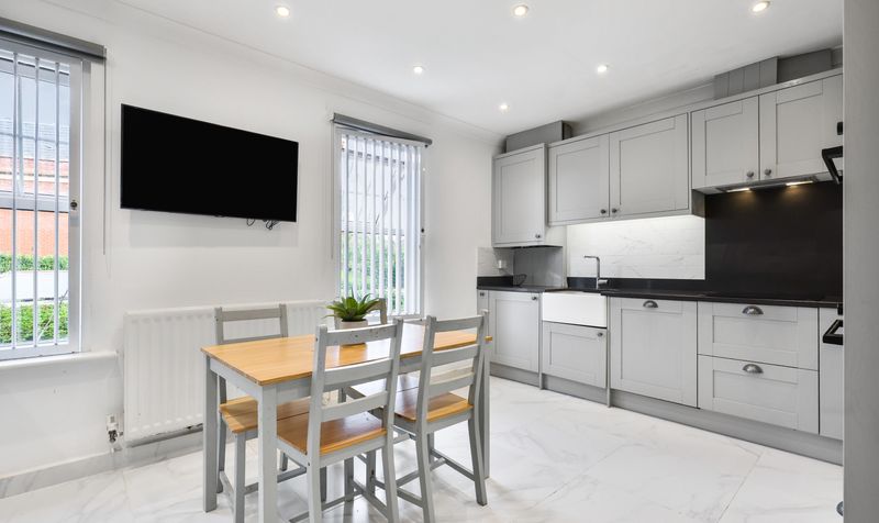 Queen Alexandras Way, Chichester House Queen Alexandras Way, KT19