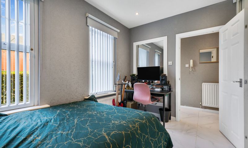 Queen Alexandras Way, Chichester House Queen Alexandras Way, KT19