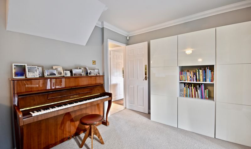 Aston Close, Ashtead, KT21