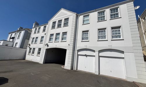 2 Victoria House Bagatelle Road, St. Saviour