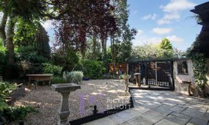 Boyslade Road East, Burbage, LE10 photo