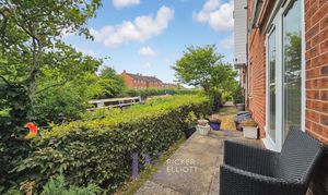 Whitworth Avenue, Hinckley, LE10 photo