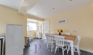 Azalea Drive, Burbage, LE10 thumbnail photo