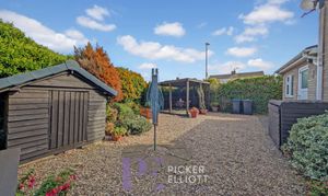 Azalea Drive, Burbage, LE10 thumbnail photo