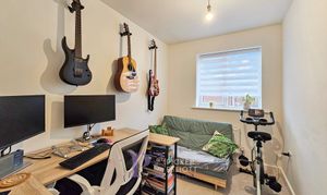 Fieldfare Road, Hinckley, LE10 thumbnail photo