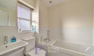 Holywell Fields, Hinckley, LE10 photo