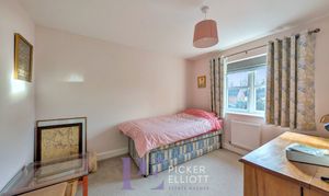 Holywell Fields, Hinckley, LE10 photo