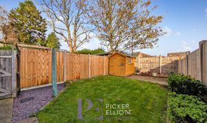 Holywell Fields, Hinckley, LE10 photo