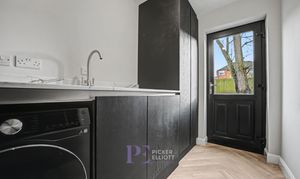 Merrifield Gardens, Burbage, LE10 photo