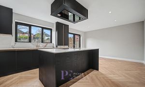 Merrifield Gardens, Burbage, LE10 photo