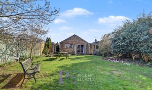 Kirfield Drive, Hinckley, LE10 photo