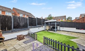 Holywell Fields, Hinckley, LE10 photo