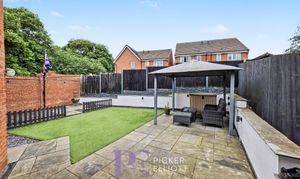 Holywell Fields, Hinckley, LE10 photo