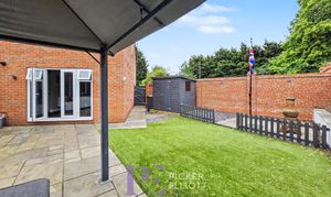 Holywell Fields, Hinckley, LE10 photo