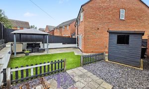 Holywell Fields, Hinckley, LE10 photo