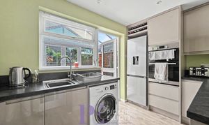 Willow Close, Burbage, LE10 photo