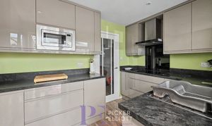 Willow Close, Burbage, LE10 photo