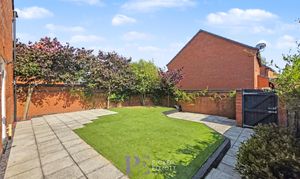 Frezenberg Close, Burbage, LE10 photo