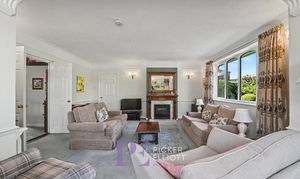 Leighton Crescent, Elmesthorpe, LE9 photo