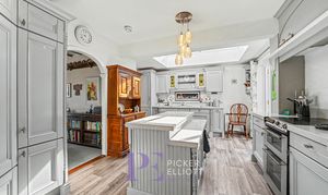 Leighton Crescent, Elmesthorpe, LE9 photo