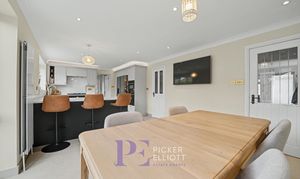 Manor Way, Burbage, LE10 photo
