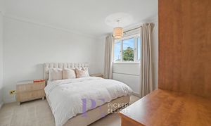 Manor Way, Burbage, LE10 photo