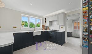 Manor Way, Burbage, LE10 photo