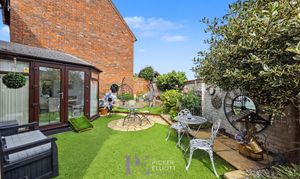 Windsor Court, Burbage, LE10 photo