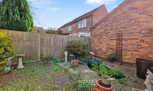 Dovecote Close, Sapcote, LE9 photo
