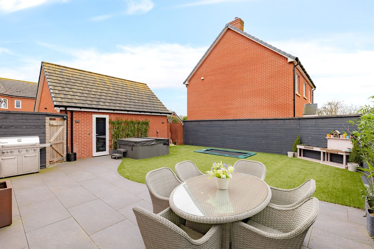 Parrott Close, Oakley, MK43, photograph 4