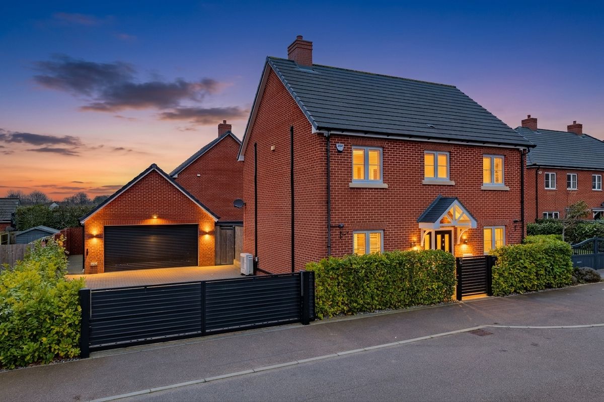 Parrott Close, Oakley, MK43