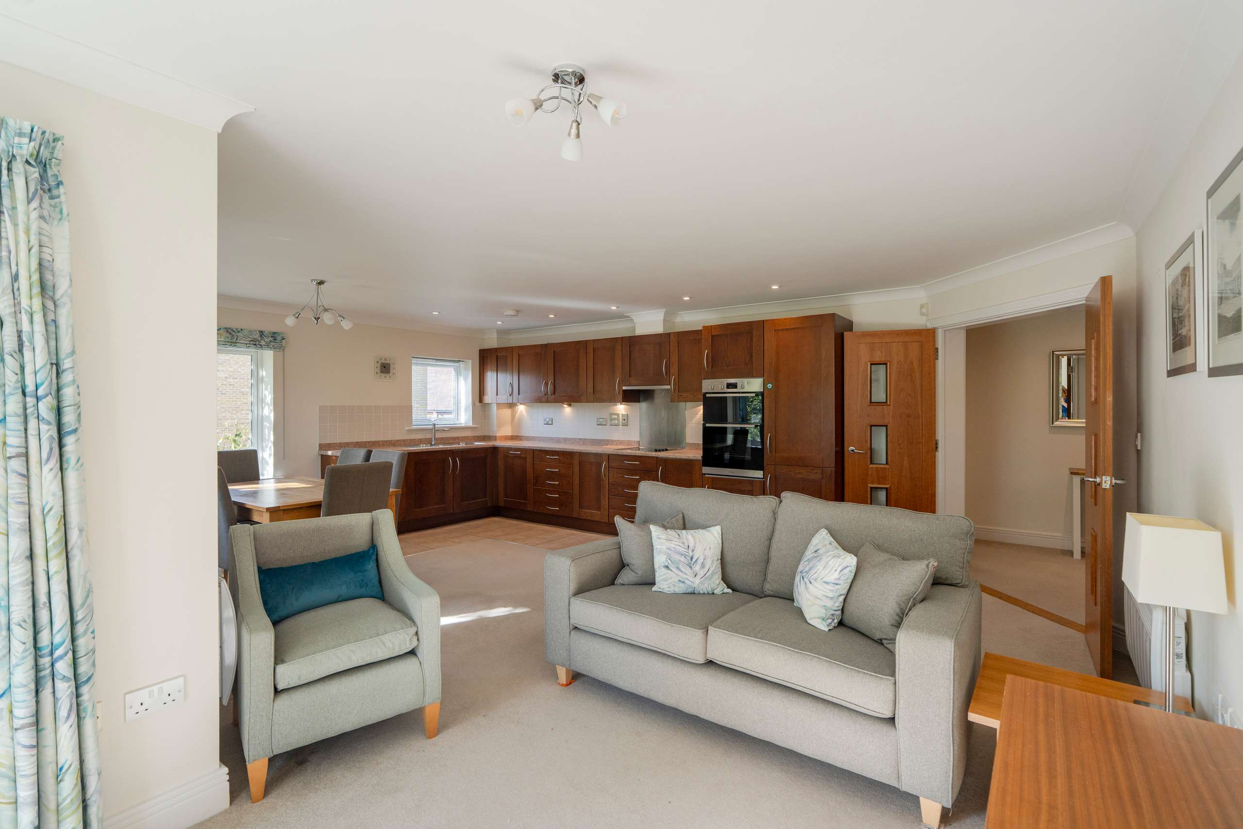 Kitchen / Lounge Area