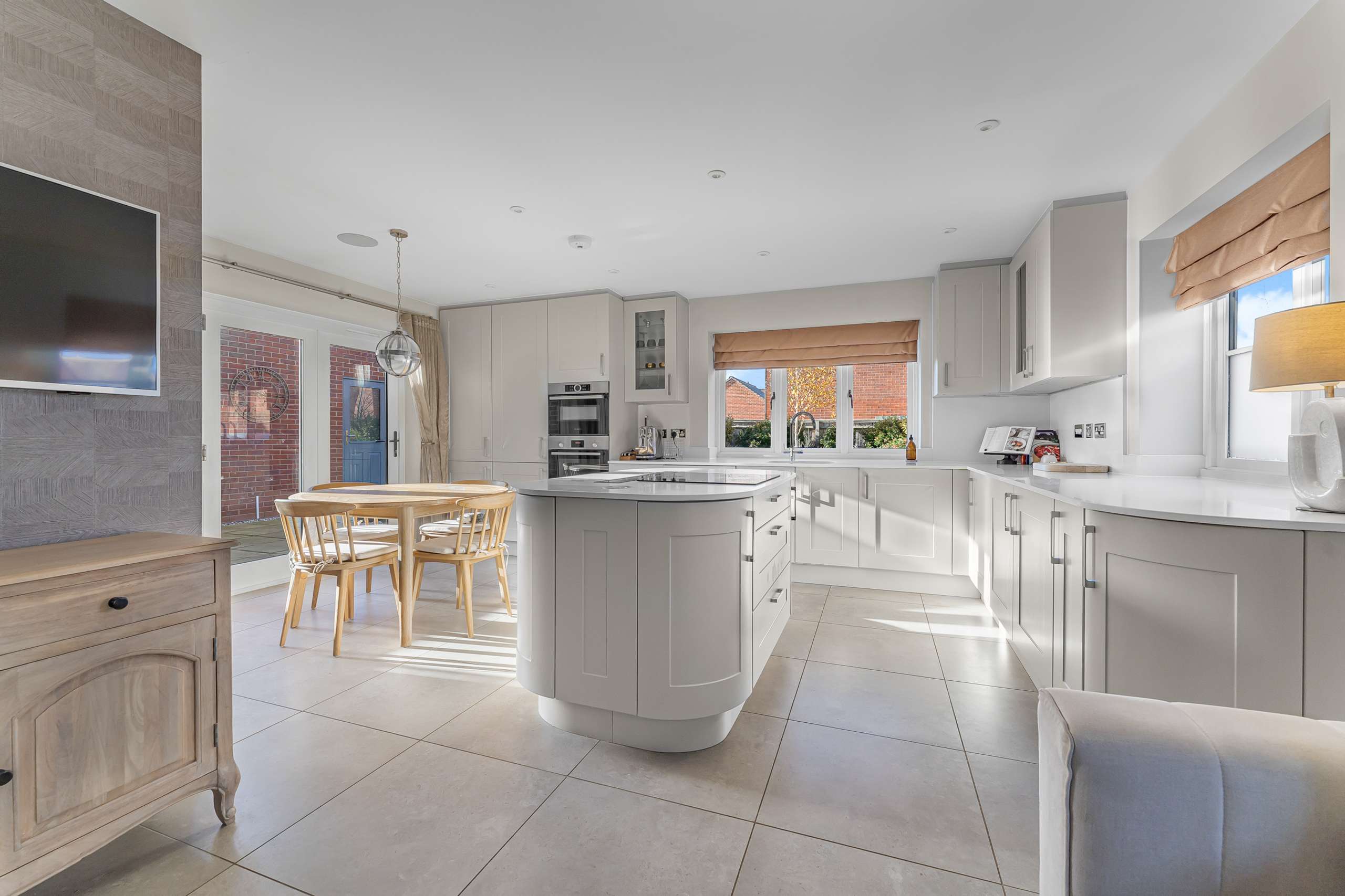 Family/Kitchen/Breakfast