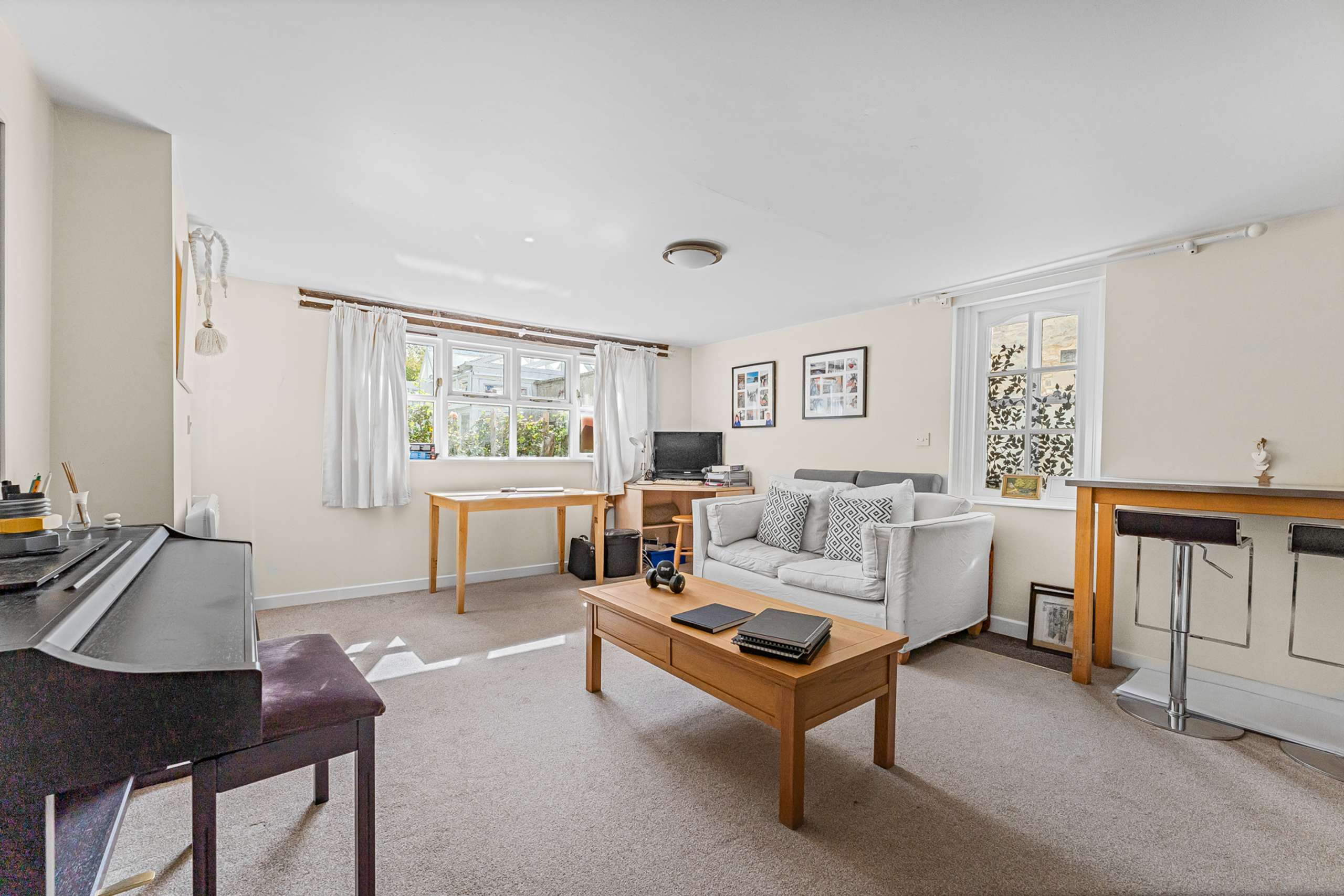 Reception Room/Bedroom