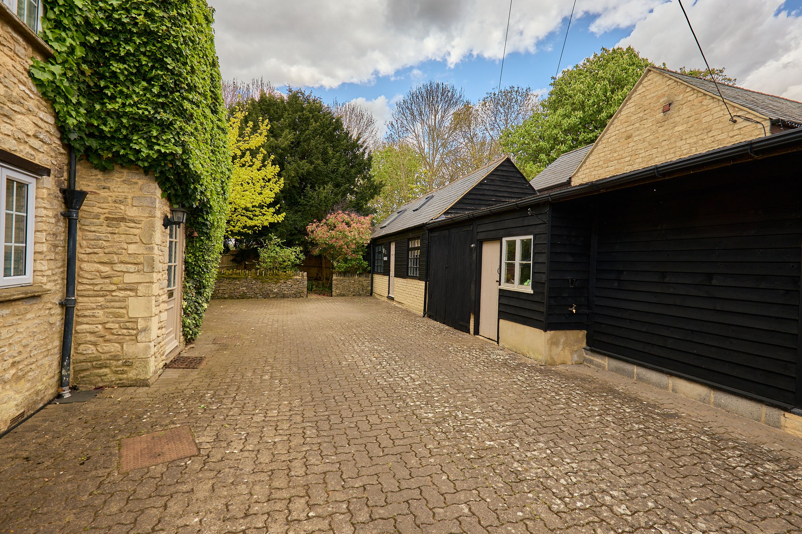Driveway & Studio/Home Office/Hobby room
