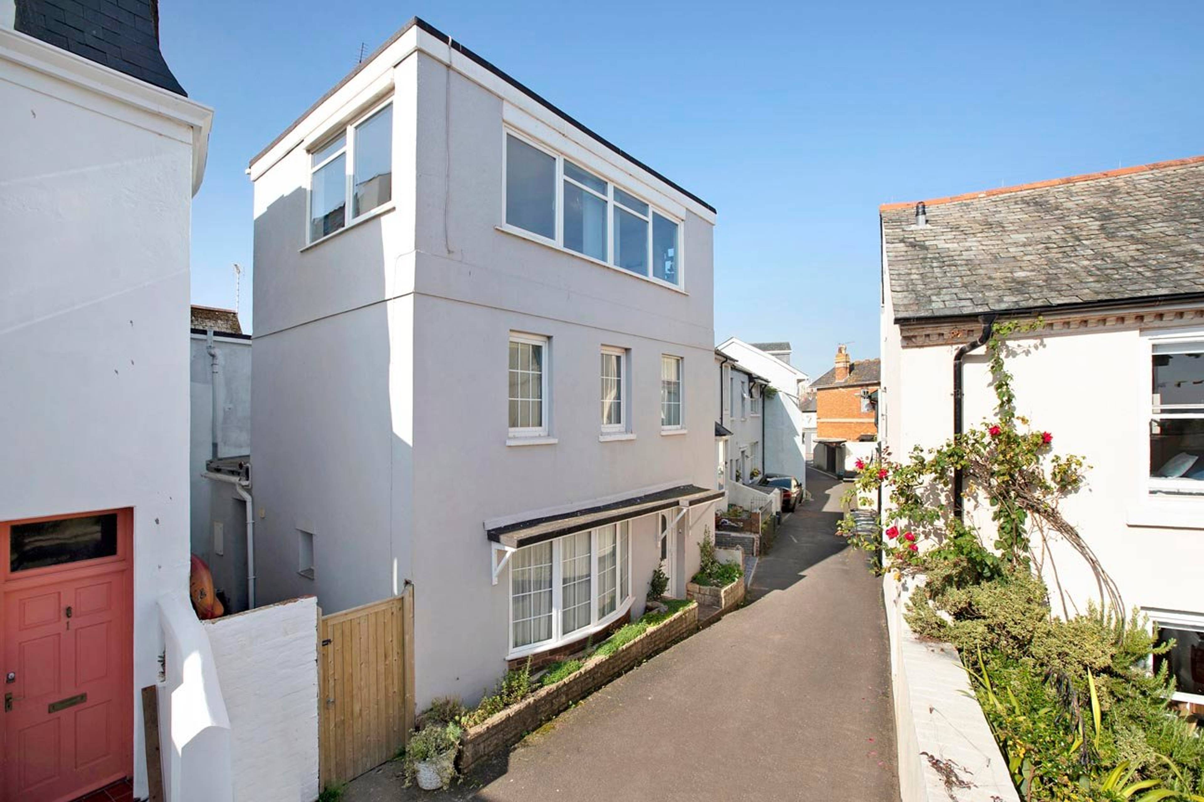2 Penrhyn Place Strand, Teignmouth, TQ14 - 2