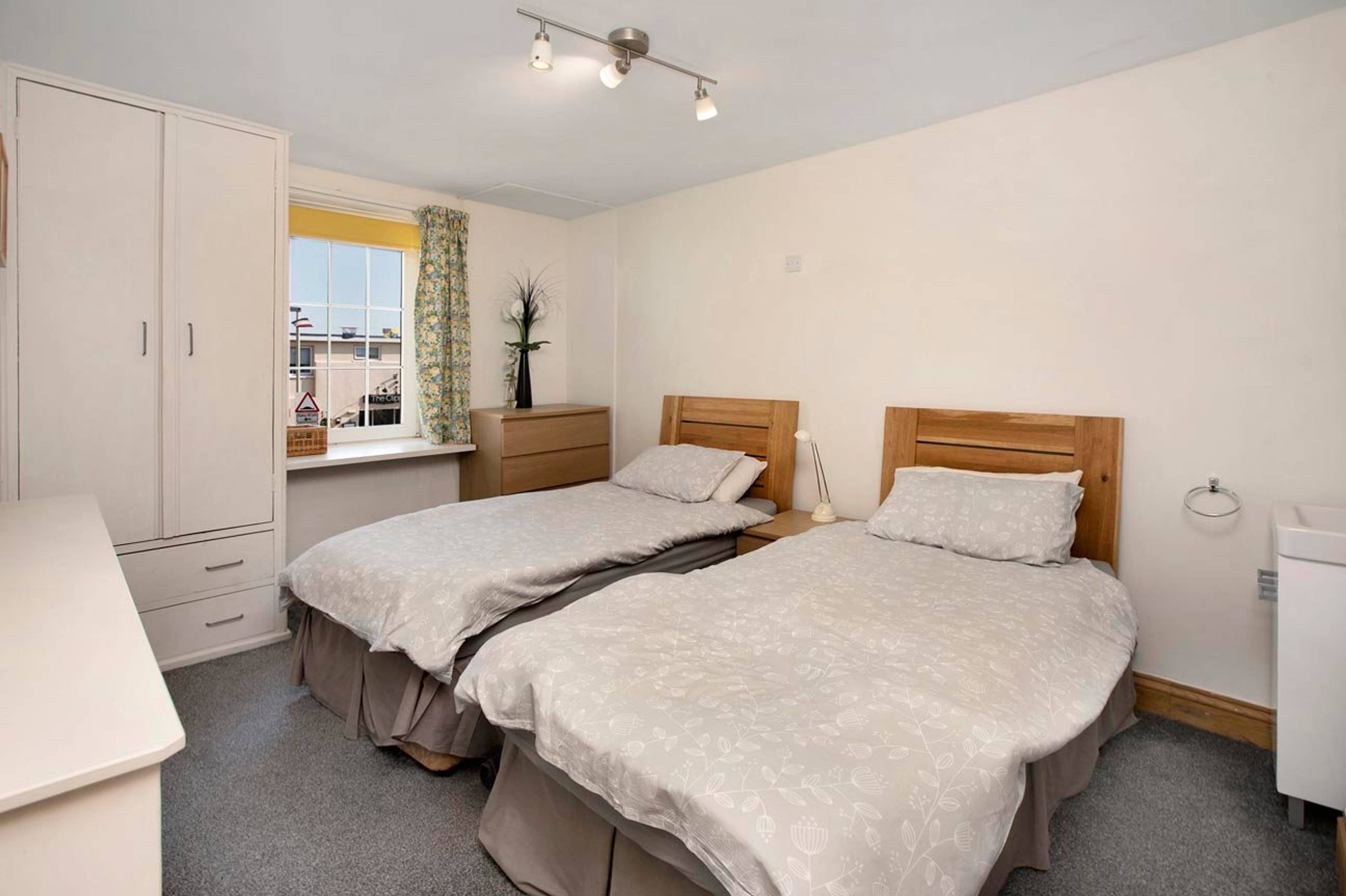 2 Penrhyn Place Strand, Teignmouth, TQ14 - 9