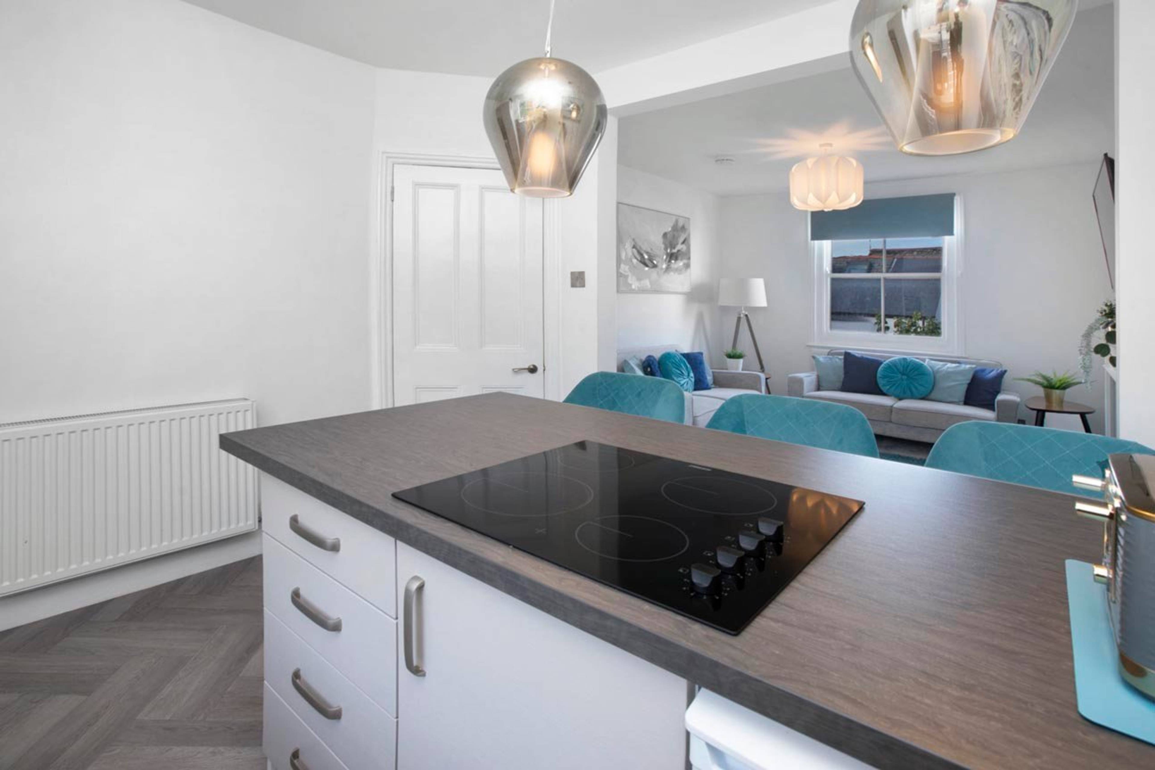 10 First Floor Flat, Teignmouth, TQ14 - 8