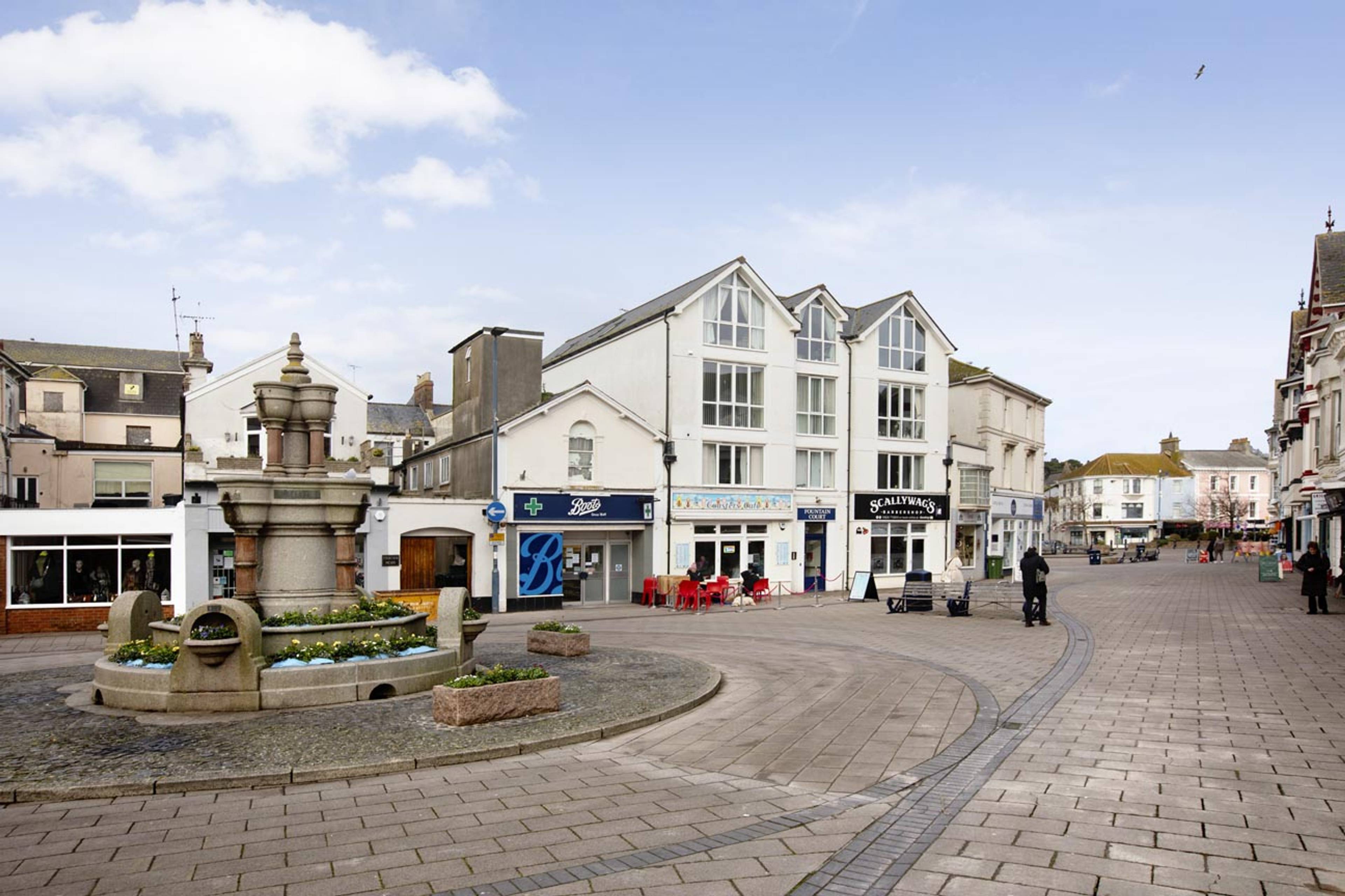 Little Triangle, Fountain Court, TQ14