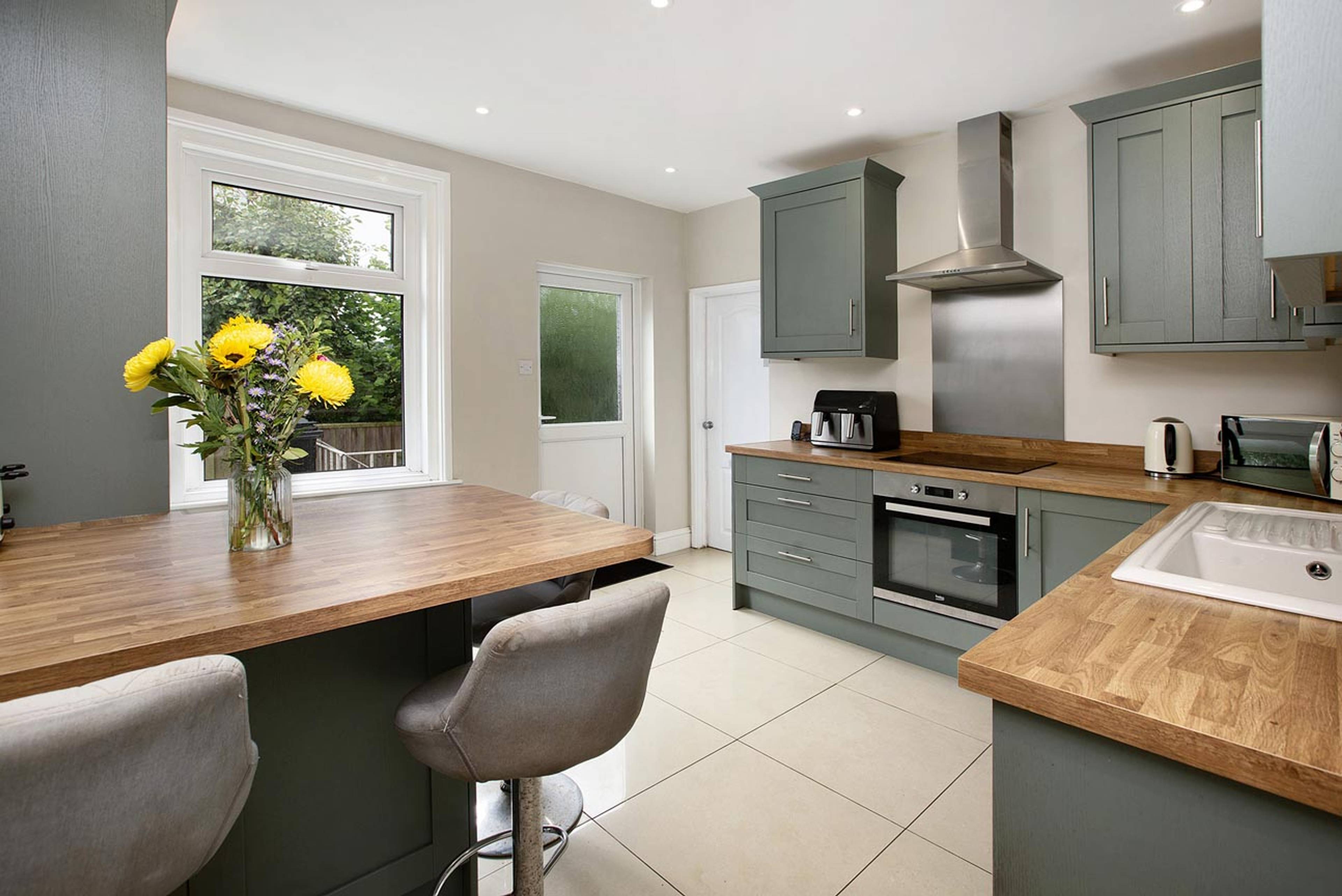 115 Coombe Vale Road, Teignmouth, TQ14 - 2