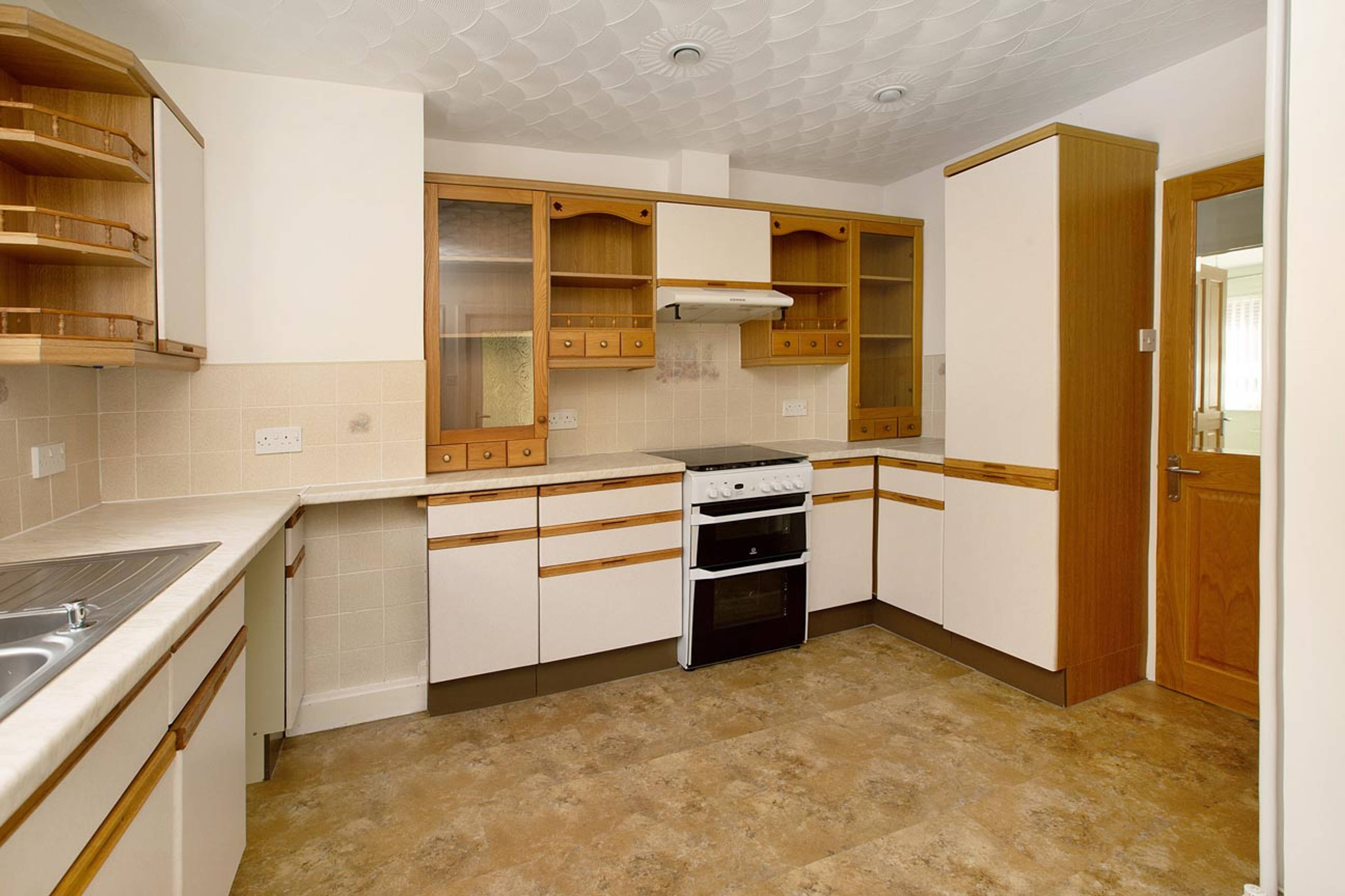 2 Winston Court, Teignmouth, TQ14 - 5