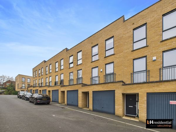 Studio Way, Borehamwood, WD6