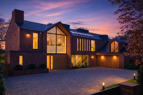 Harrop Road, Hale, WA15