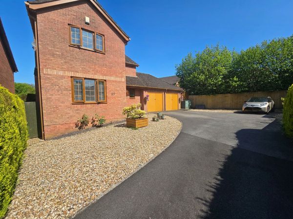 Llys Briallen, Brackla, CF31