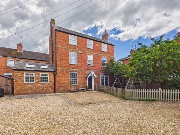 Heath Terrace, Towcester, NN12