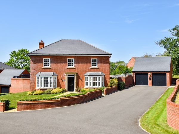 Catch Yard Road, Silverstone, NN12